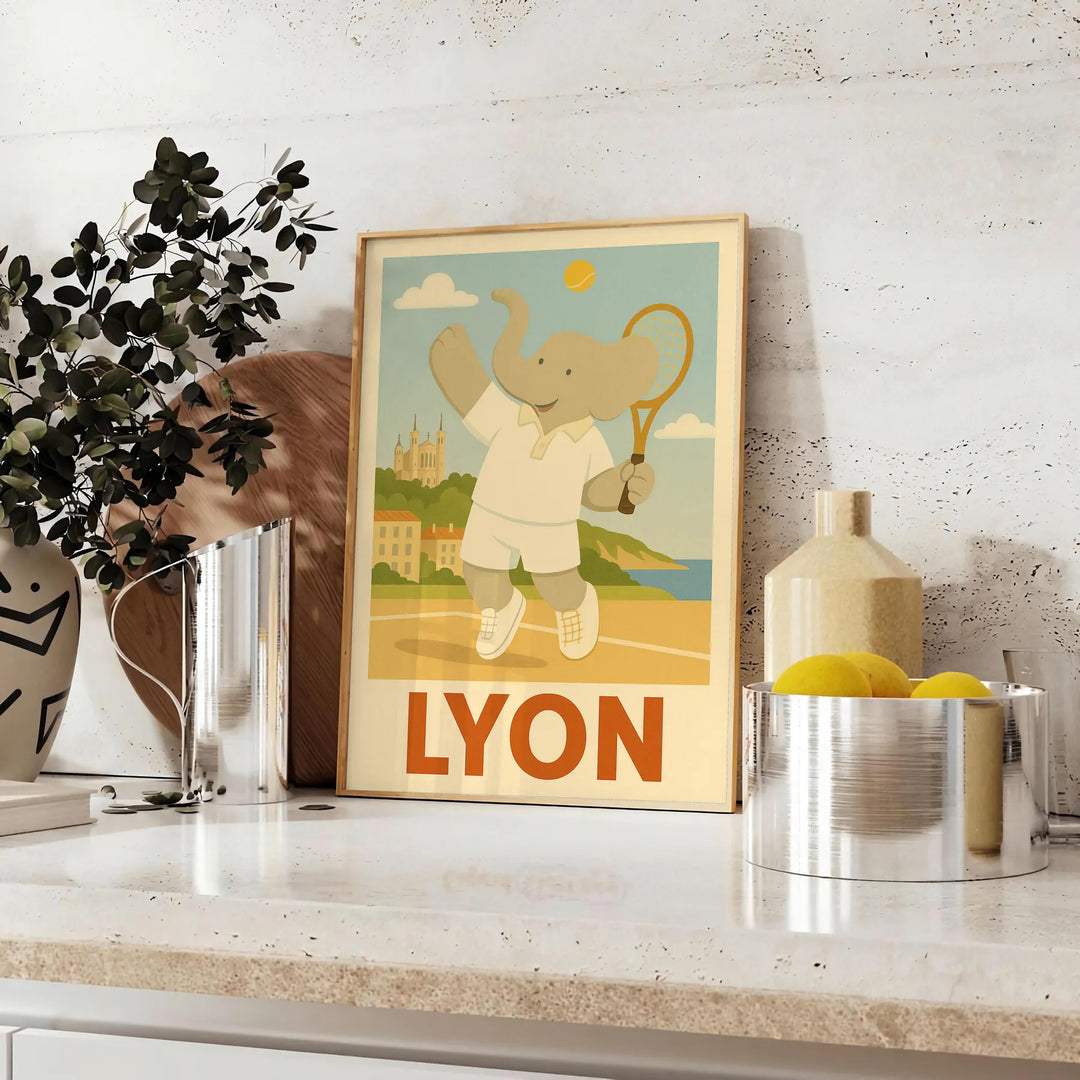 子供用の象のテニスポスター。グレーとグリーンの遊び心あふれるデザインで、部屋に楽しい雰囲気をプラスします。