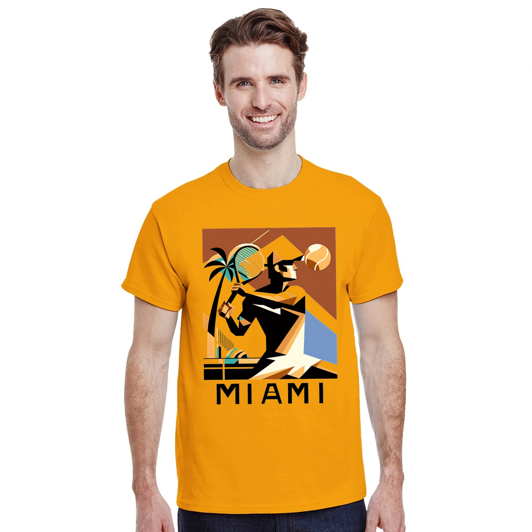 テニス愛好者と都市の魅力を兼ね備えたマイアミテニスTシャツ。鮮やかな色合いとおしゃれなグラフィックで、コート内外で活躍します。サイズはSからXXLまで揃っています。