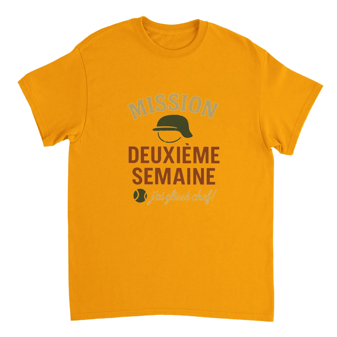 テニス愛好者に最適な"Mission 2eme Semaine Tennis" Tシャツ。快適さとスタイルを兼ね備えたこのTシャツで、コート内外で目立ちましょう。サイズはSからXXLまで。