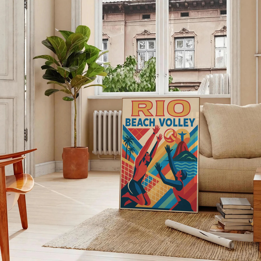 Vintage poster med beach volley-tema i livliga orange och blå färger, perfekt för sportentusiaster och retroinredning. Finns