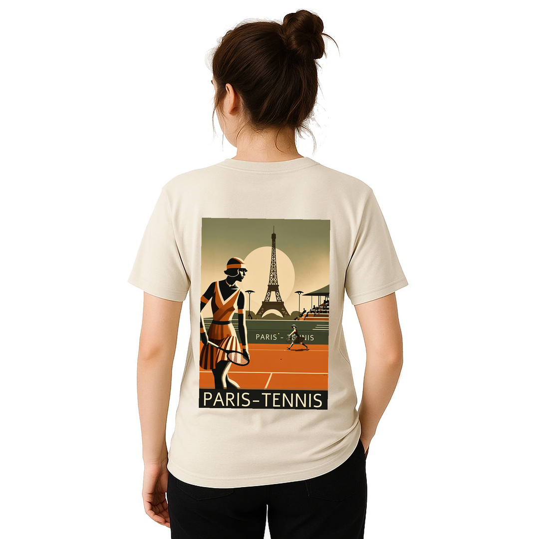 Tennis T-shirt med stilren design inspirerad av Paris, perfekt för tennisälskare. Finns i storlekarna S till XXL