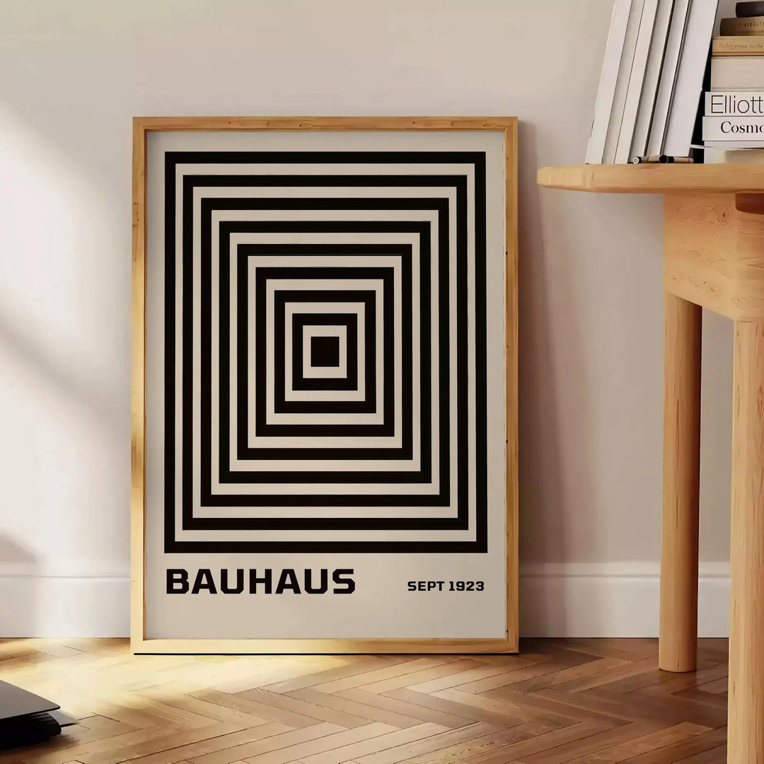 Bauhaus Pyramid poster med eleganta bruna och grå nyanser, perfekt för att förhöja ditt moderna hem