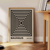 Bauhaus Pyramid poster med eleganta bruna och grå nyanser, perfekt för att förhöja ditt moderna hem