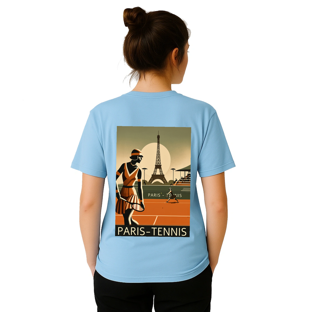 Tennis T-shirt med stilren design inspirerad av Paris, perfekt för tennisälskare. Finns i storlekarna S till XXL