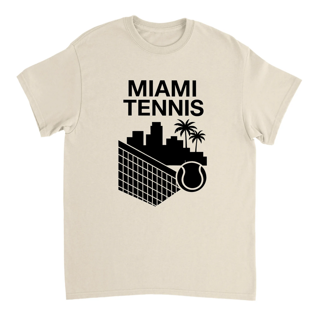 マイアミテニスTシャツは、スポーティーさとシックさを兼ね備えたデザインで、快適な着心地を提供します。テニス愛好者にぴったりの一枚です。