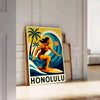 Färgglad Honolulu Surf poster som fångar surfkulturens anda med energiska röda och blå nyanser. Finns i storlekarna 50x70 ell