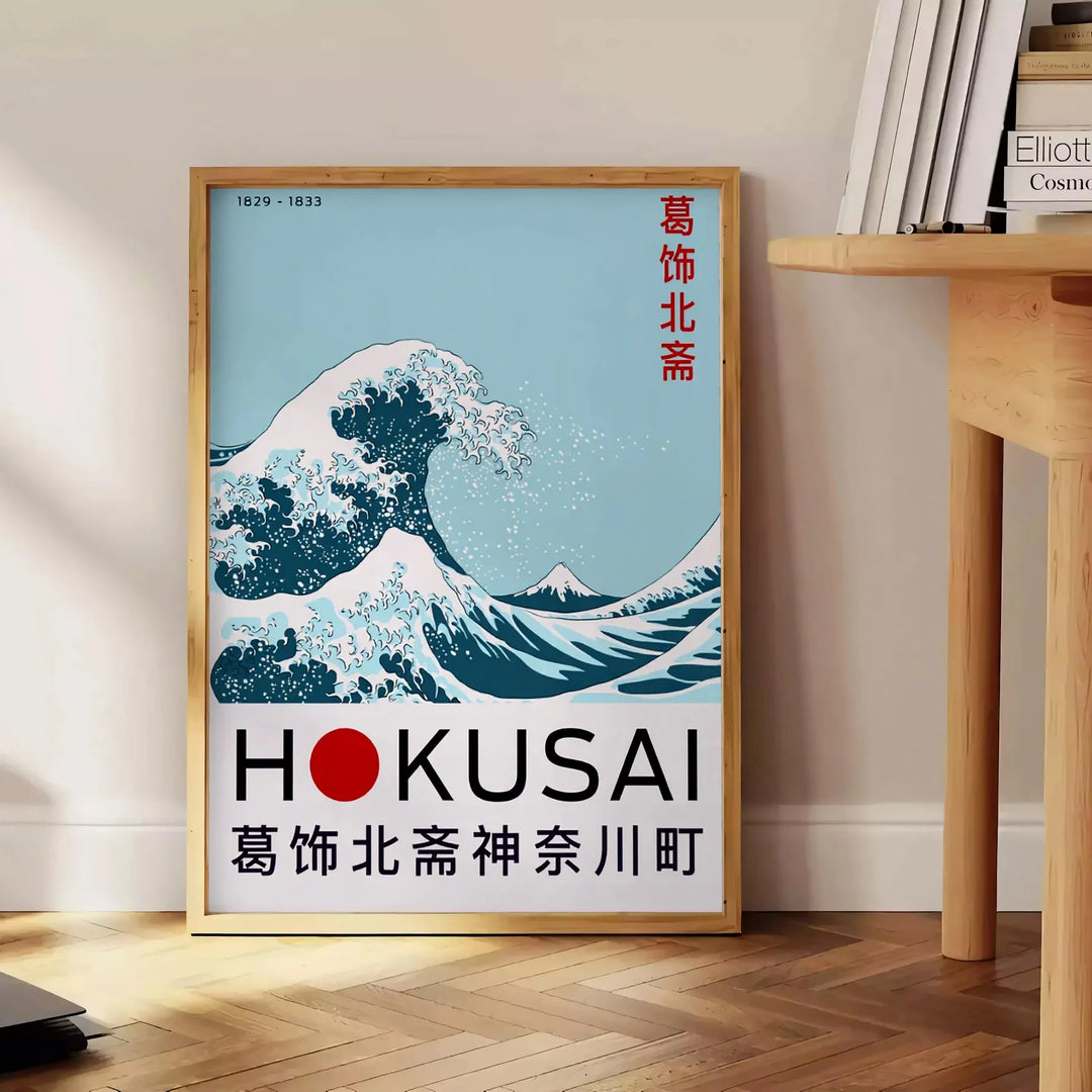 Hokusai Wave japansk affisch i röda och grå toner, tillgänglig i 50x70 eller 30x40 dimensioner, perfekt för att förhöja din i