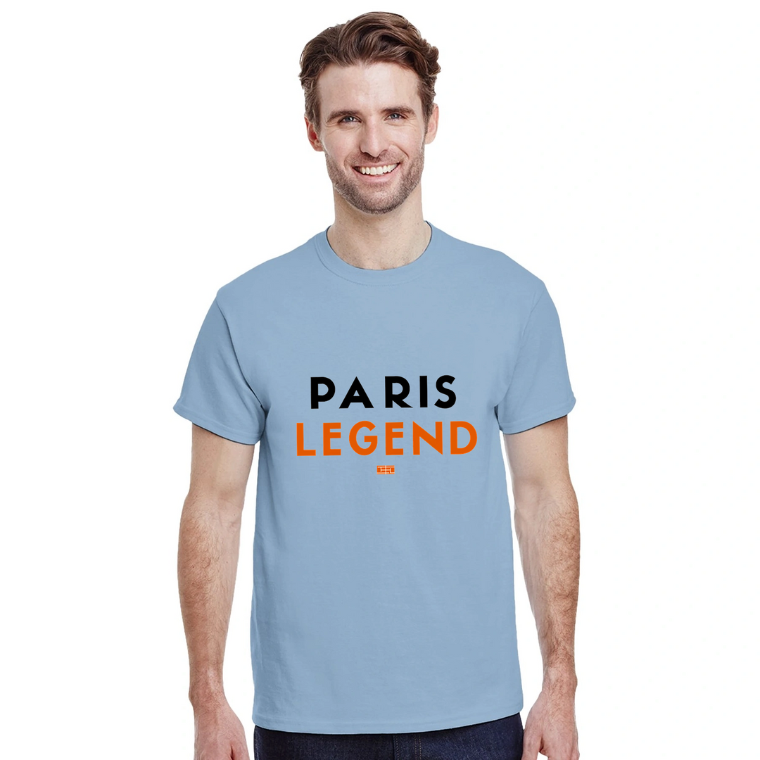 テニスとパリの魅力を融合させたTシャツ。スタイリッシュなデザインで、テニス愛好者やファッション好きに最適。サイズ展開: S, M, L, XL, XXL。