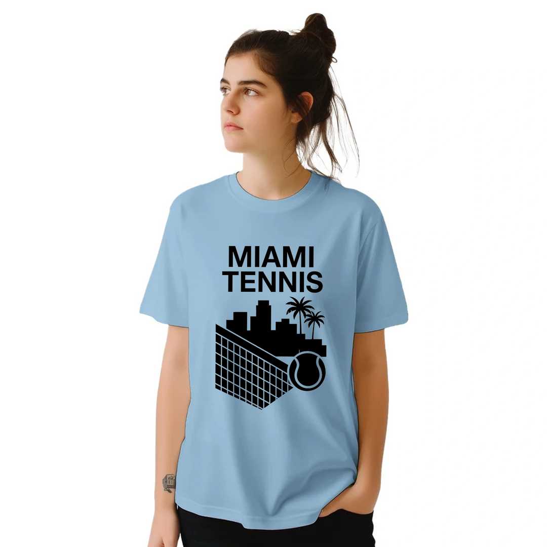 マイアミテニスTシャツは、スポーティーさとシックさを兼ね備えたデザインで、快適な着心地を提供します。テニス愛好者にぴったりの一枚です。