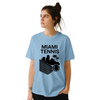 マイアミテニスTシャツは、スポーティーさとシックさを兼ね備えたデザインで、快適な着心地を提供します。テニス愛好者にぴったりの一枚です。