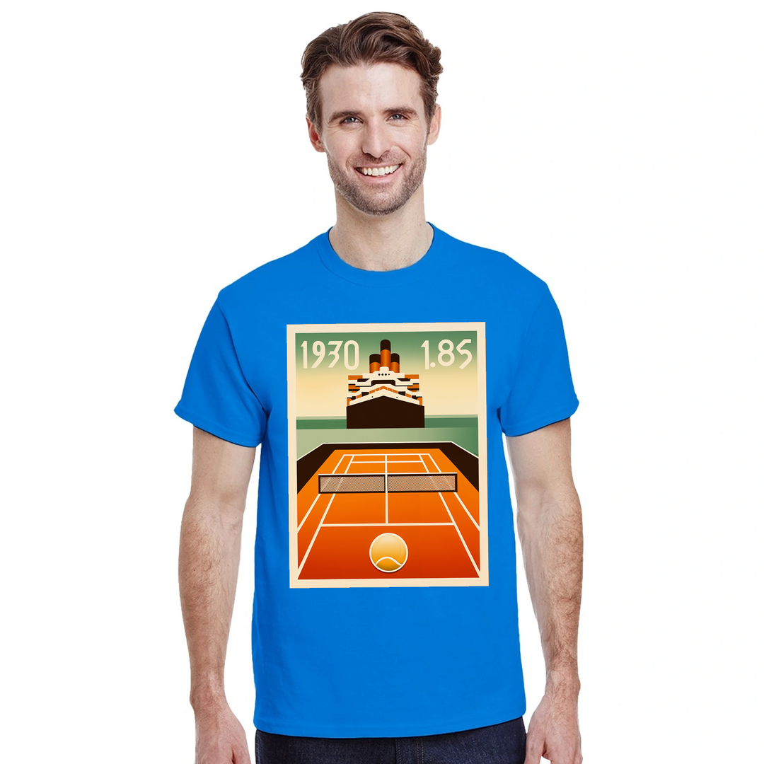 タイタニックテニスTシャツ。クラシックなタイタニックのエレガンスとテニスの楽しさを融合したユニークなデザインのTシャツ。サイズ: S, M, L, XL, XXL。