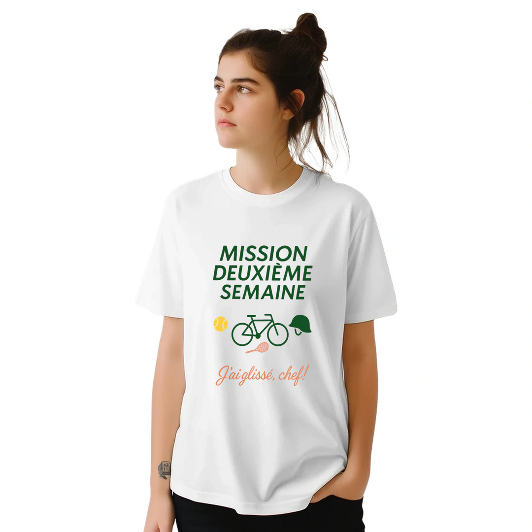 テニス愛好者のためのスタイリッシュな「ミッション2エメセマインテニス2」Tシャツ。快適さとスタイルを兼ね備えた高品質のコットン製。