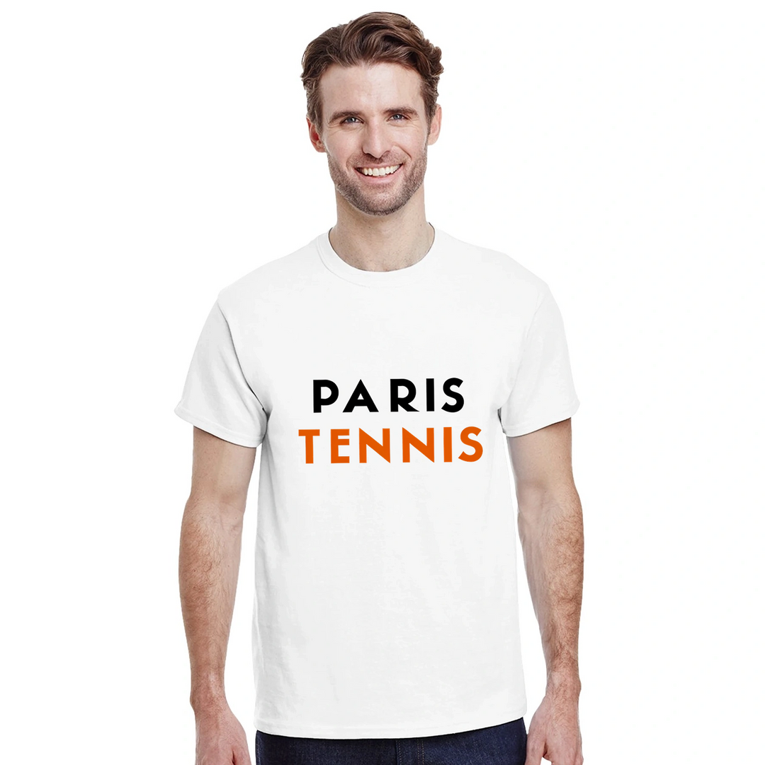 パリのテニスをテーマにしたスタイリッシュなTシャツ。高品質な生地で、コート内外で快適に着用できます。サイズ展開: S, M, L, XL, XXL。