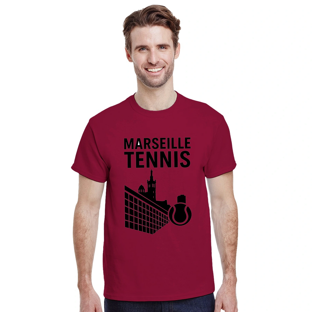 T-shirt Marseille Tennis con design vivace, perfetta per gli appassionati di tennis. Comfort e stile per ogni occasione
