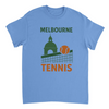 テニスメルボルンTシャツは、メルボルンのテニスシーンを表現したスタイリッシュなデザインで、ファンやプレイヤーにぴったり。快適で耐久性のあるプレミアムコットン素材を使用。