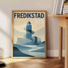 Plakat w stylu Art Déco przedstawiający urok Fredrikstad w Norwegii, dostępny w rozmiarach 50x70 i 30x40, w wersji z ramą lub