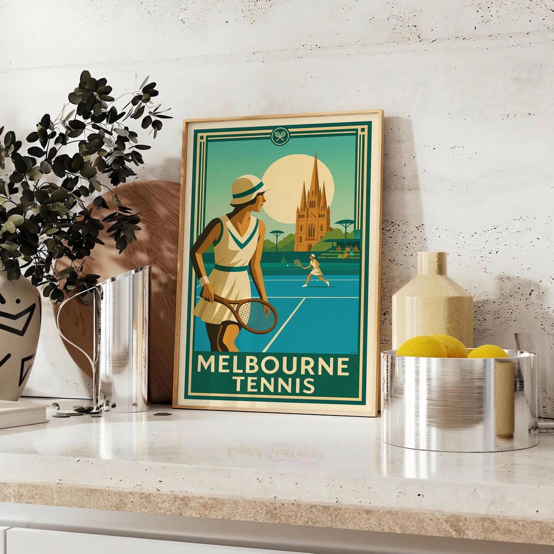 Póster de tenis de Melbourne en tonos marrones y verdes, disponible en tamaños de 50x70 cm y 30x40 cm. Perfecto para decorar