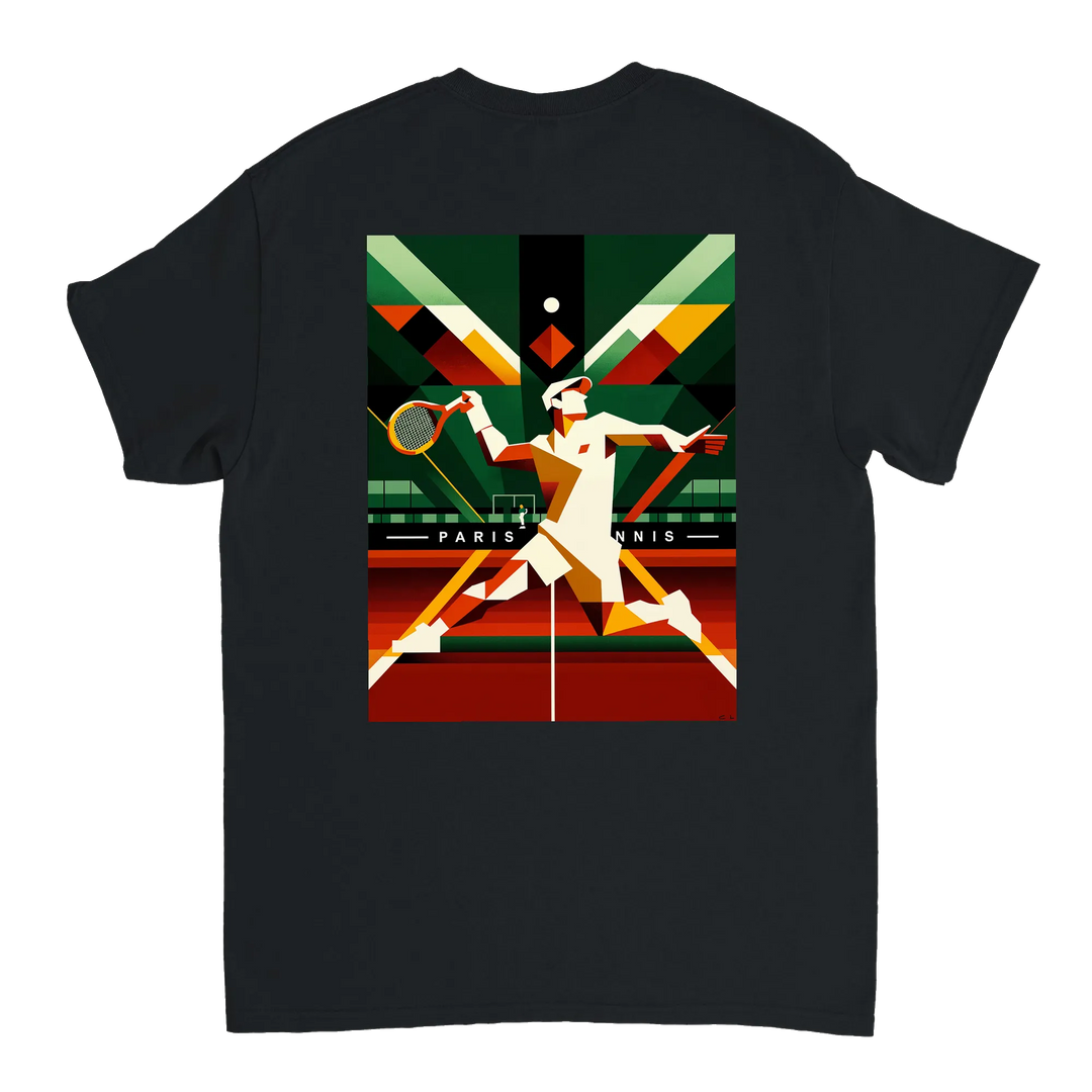 パリのテニスデザインが特徴のスタイリッシュなTシャツ。ソフトで通気性のあるコットン素材で、テニス愛好者にぴったりのアイテムです。