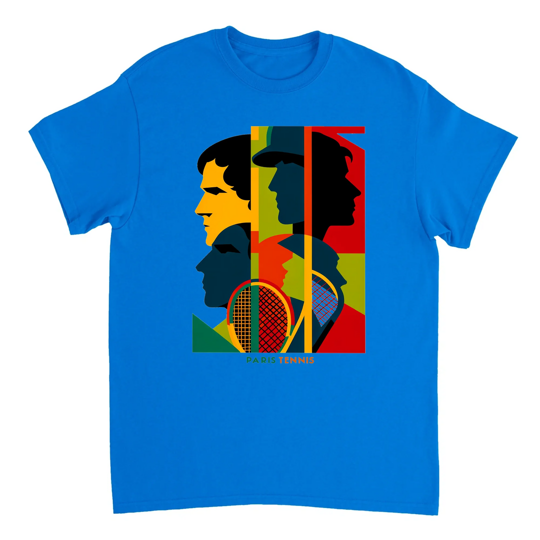 トーナメントテニスTシャツ。プレイヤーやファンに最適なスタイリッシュなティー。快適さと耐久性を兼ね備えた高品質素材使用。サイズ展開：S, M, L, XL, XXL。