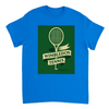 ウィンブルドンを祝うテニステーマのTシャツ。快適で耐久性に優れたデザインで、スポーツ愛好者必見のアイテム。サイズ展開: S, M, L, XL, XXL。