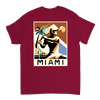 T-shirt Miami Tennis: design vibrante che cattura lo spirito energetico del tennis a Miami, in cotone morbido e traspirante p