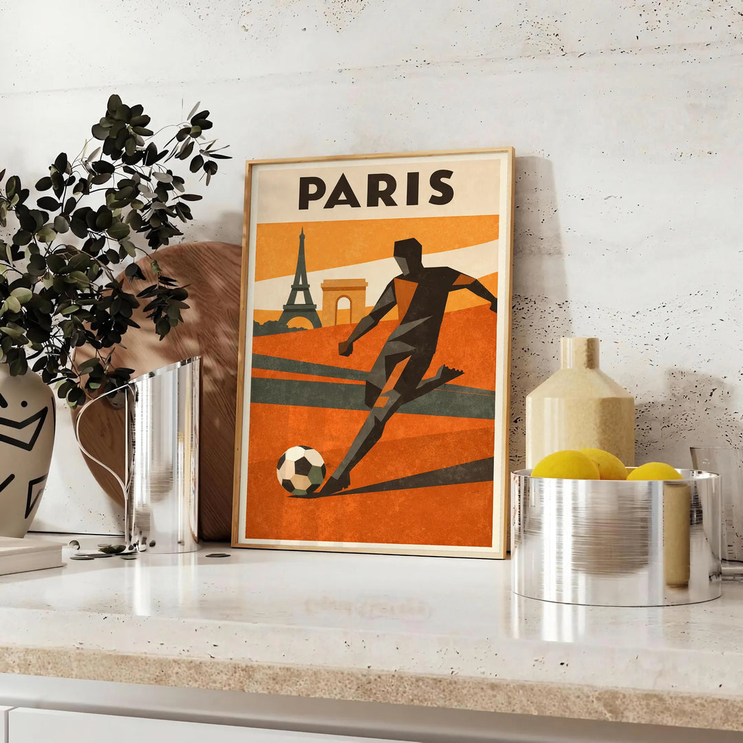 Parīzes futbola plakāts ar dzīvīgām zaļām un oranžām krāsām, ideāli piemērots sporta faniem. Pieejami izmēri: A4, 30x40 cm, 5