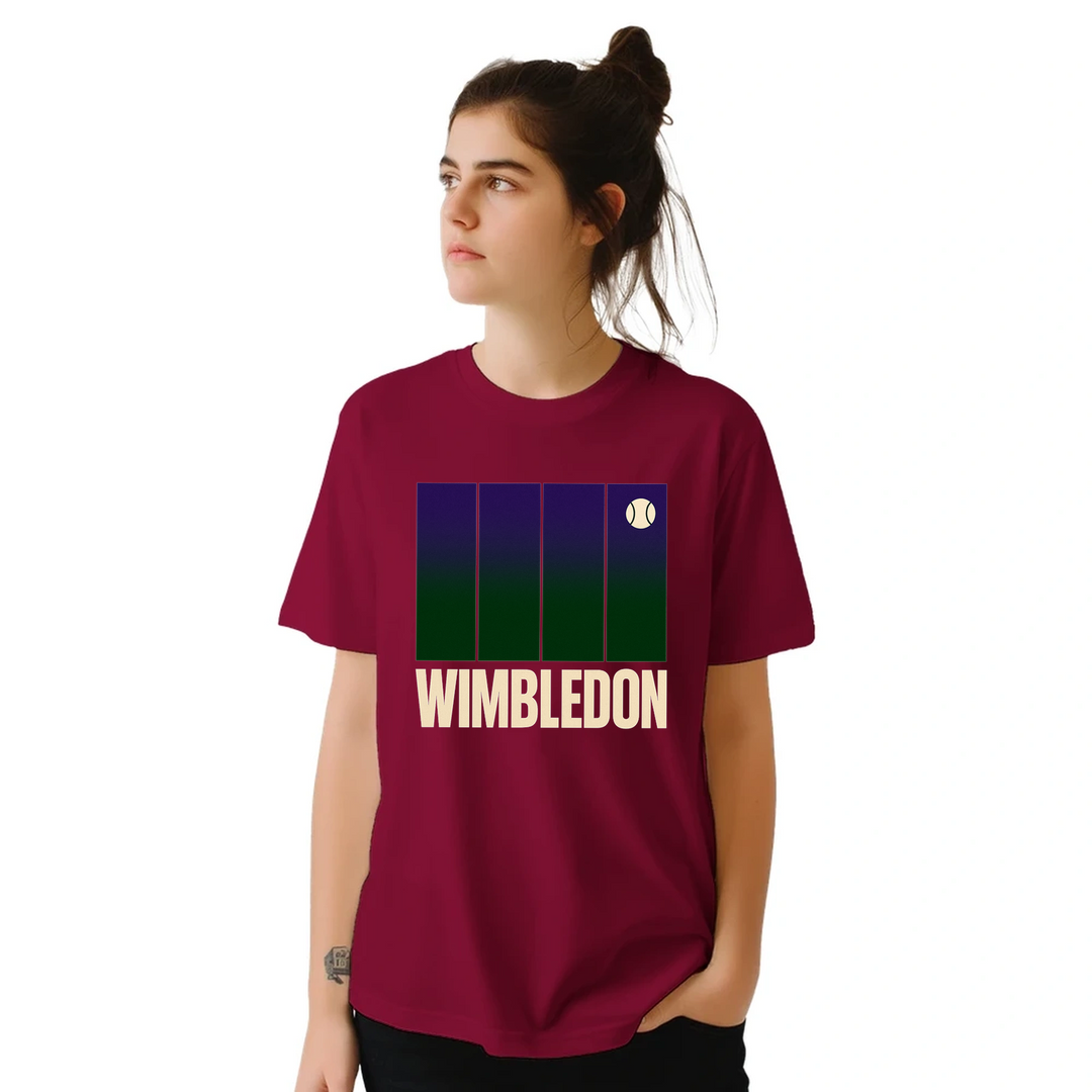 ウィンブルドンテニスTシャツ。アイコニックなトーナメントにインスパイアされたデザインで、コート内外でスタイルをアップグレード。テニスファンやプレイヤーに最適な一枚。サイズはSからXXLまで。