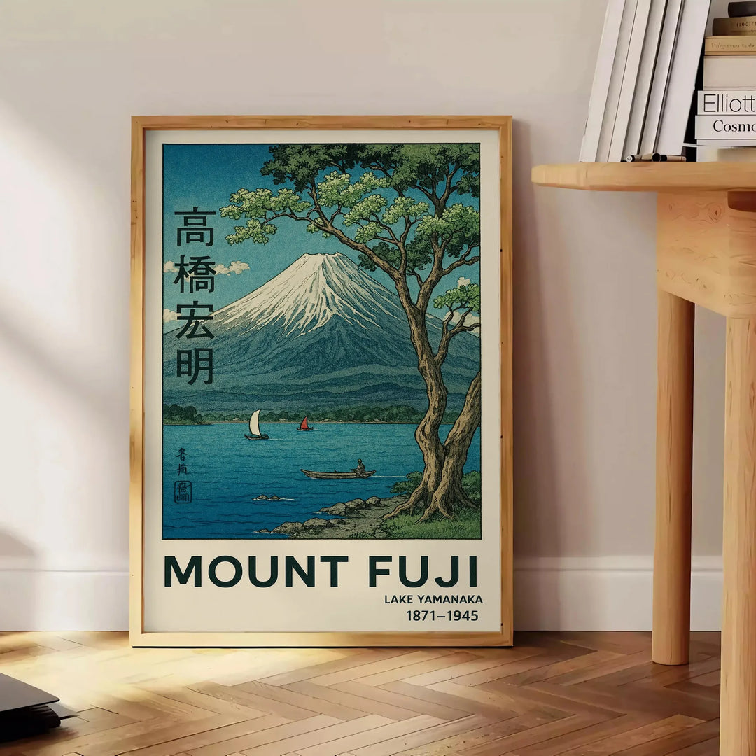Poster di Mont Fuji e Lago Yamanaka, con tonalità serene di blu e verde. Disponibile in formato 50x70 o 30x40, con opzione in