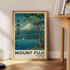Poster di Mont Fuji e Lago Yamanaka, con tonalità serene di blu e verde. Disponibile in formato 50x70 o 30x40, con opzione in