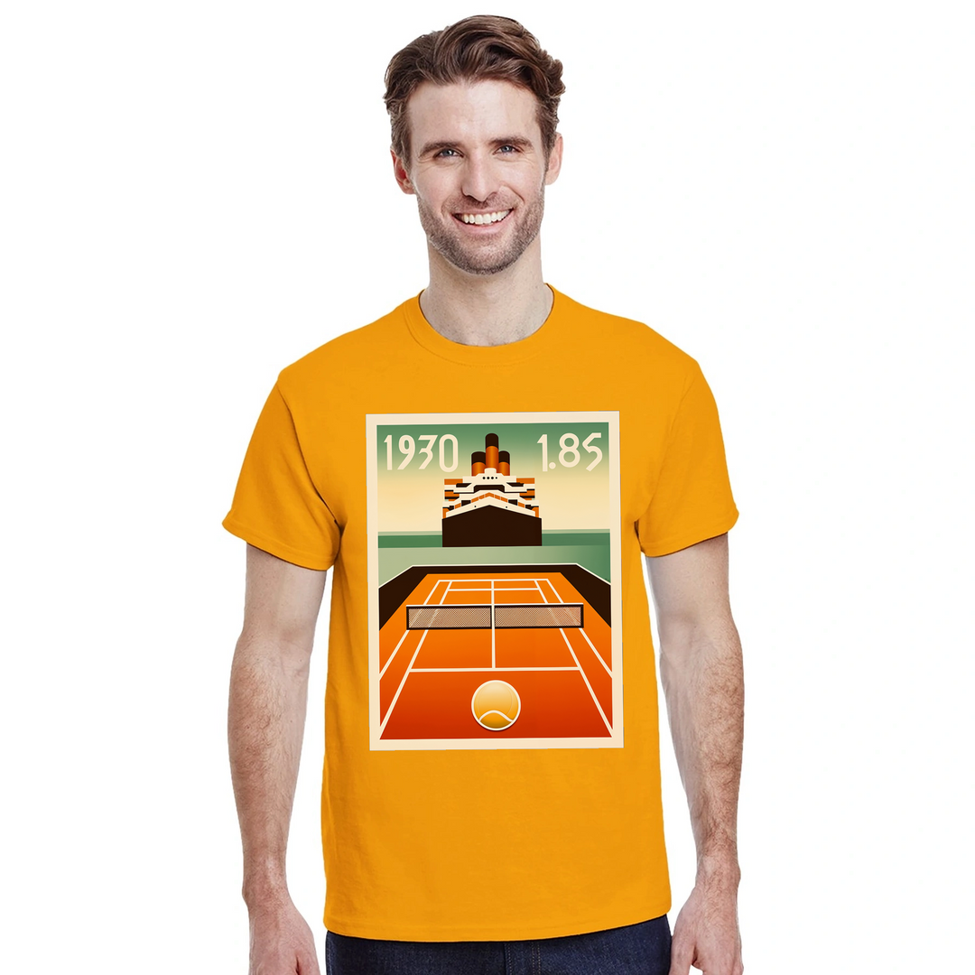 タイタニックテニスTシャツ。クラシックなタイタニックのエレガンスとテニスの楽しさを融合したユニークなデザインのTシャツ。サイズ: S, M, L, XL, XXL。