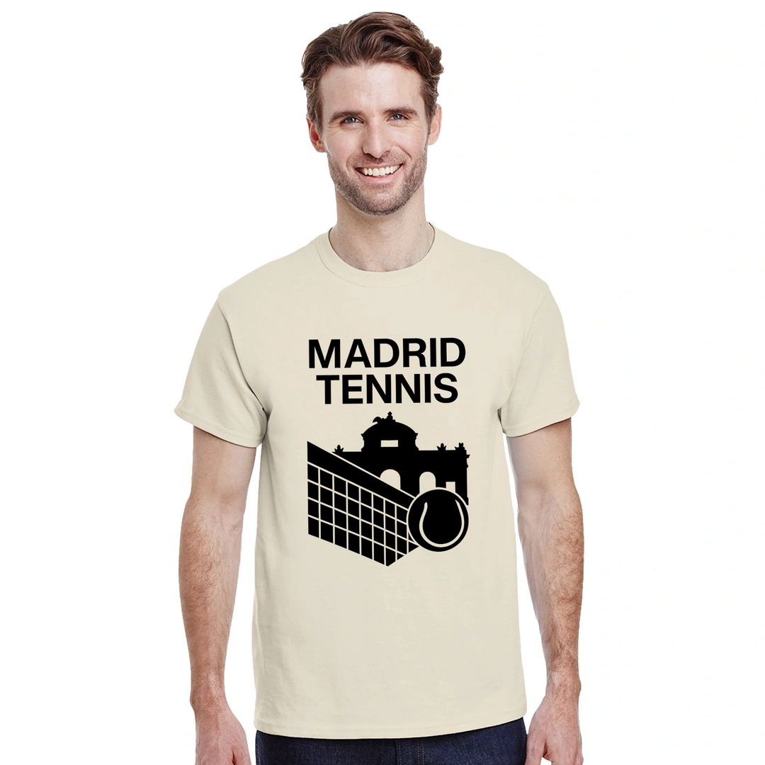 テニスへの愛とマドリッドの活気を表現するスタイリッシュなマドリッドテニスTシャツ。快適でおしゃれなデザインで、プレイヤーやファンに最適なアイテムです。