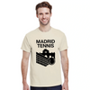 テニスへの愛とマドリッドの活気を表現するスタイリッシュなマドリッドテニスTシャツ。快適でおしゃれなデザインで、プレイヤーやファンに最適なアイテムです。