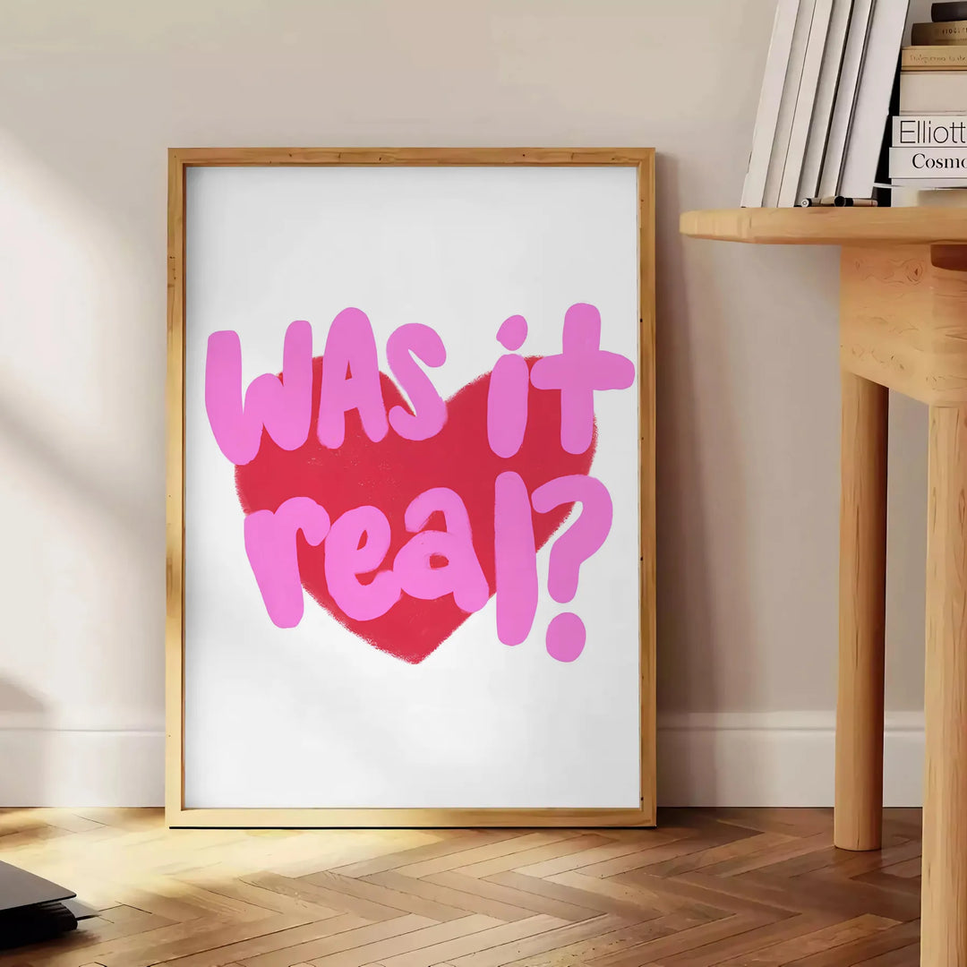 Aizraujošs "Was It Real?" plakāts ar dzīvām purpura un oranžām krāsām, ideāls, lai pievienotu stilu jebkurai telpai vai kā un