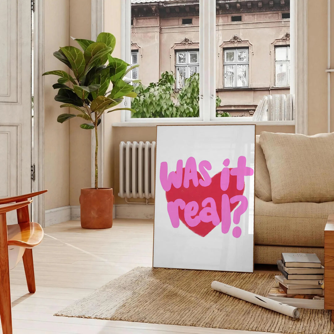 Aizraujošs "Was It Real?" plakāts ar dzīvām purpura un oranžām krāsām, ideāls, lai pievienotu stilu jebkurai telpai vai kā un