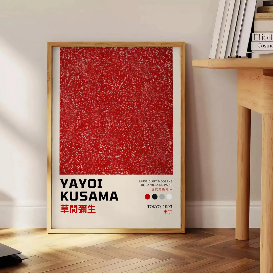 黒とオレンジのパレットが特徴の、草間彌生インスパイアポスター。アートを楽しむ空間にぴったりの壁掛けアート。