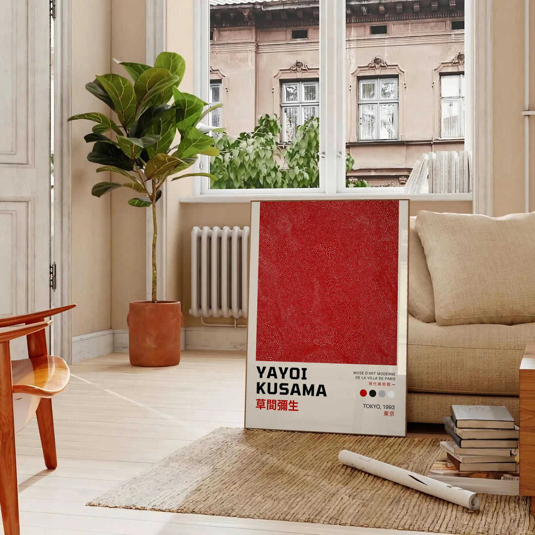 黒とオレンジのパレットが特徴の、草間彌生インスパイアポスター。アートを楽しむ空間にぴったりの壁掛けアート。