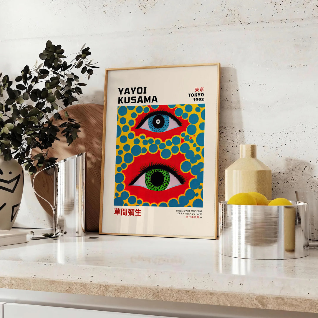 鮮やかなオレンジと青の組み合わせが魅力的な草間彌生のポスター。部屋を彩るアート作品として、またはギフトとして最適です。フレーム付きまたはフレームなしのオプションから選べます。