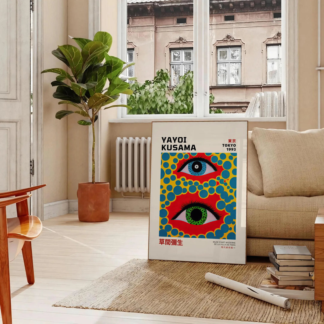 鮮やかなオレンジと青の組み合わせが魅力的な草間彌生のポスター。部屋を彩るアート作品として、またはギフトとして最適です。フレーム付きまたはフレームなしのオプションから選べます。