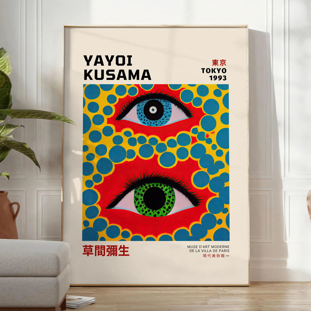 鮮やかなオレンジと青の組み合わせが魅力的な草間彌生のポスター。部屋を彩るアート作品として、またはギフトとして最適です。フレーム付きまたはフレームなしのオプションから選べます。