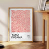 Wunderschöner Wanddruck von Yayoi Kusama in Orange und Schwarz, ideal als Wandkunst oder Geschenk. Erhältlich in verschiedene