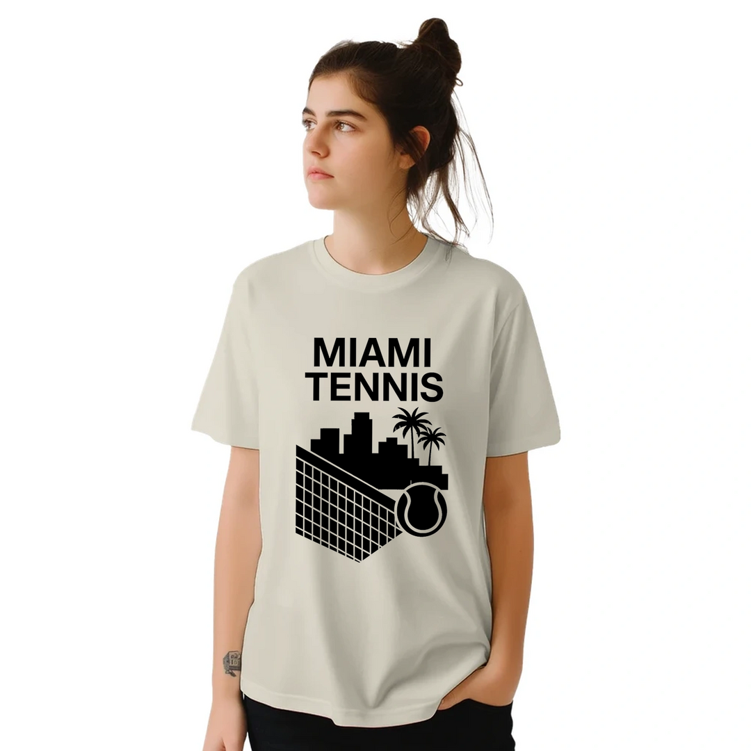 マイアミテニスTシャツは、スポーティーさとシックさを兼ね備えたデザインで、快適な着心地を提供します。テニス愛好者にぴったりの一枚です。