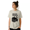 マイアミテニスTシャツは、スポーティーさとシックさを兼ね備えたデザインで、快適な着心地を提供します。テニス愛好者にぴったりの一枚です。