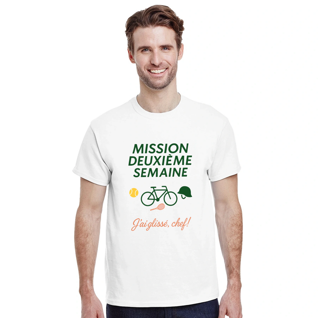 テニス愛好者のためのスタイリッシュな「ミッション2エメセマインテニス2」Tシャツ。快適さとスタイルを兼ね備えた高品質のコットン製。