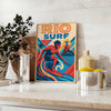 Rio Surf Vintage plakāts ar brūniem un ziliem toņiem, ideāls papildinājums sērfošanas entuziastu interjeram, izmēri 50x70 vai