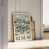 Αγοράστε αυτό το γοητευτικό πόστερ με έναν παιχνιδιάρη ελέφαντα και έναν φανταστικό ρινόκερο που ποδηλατούν στην όμορφη Île d