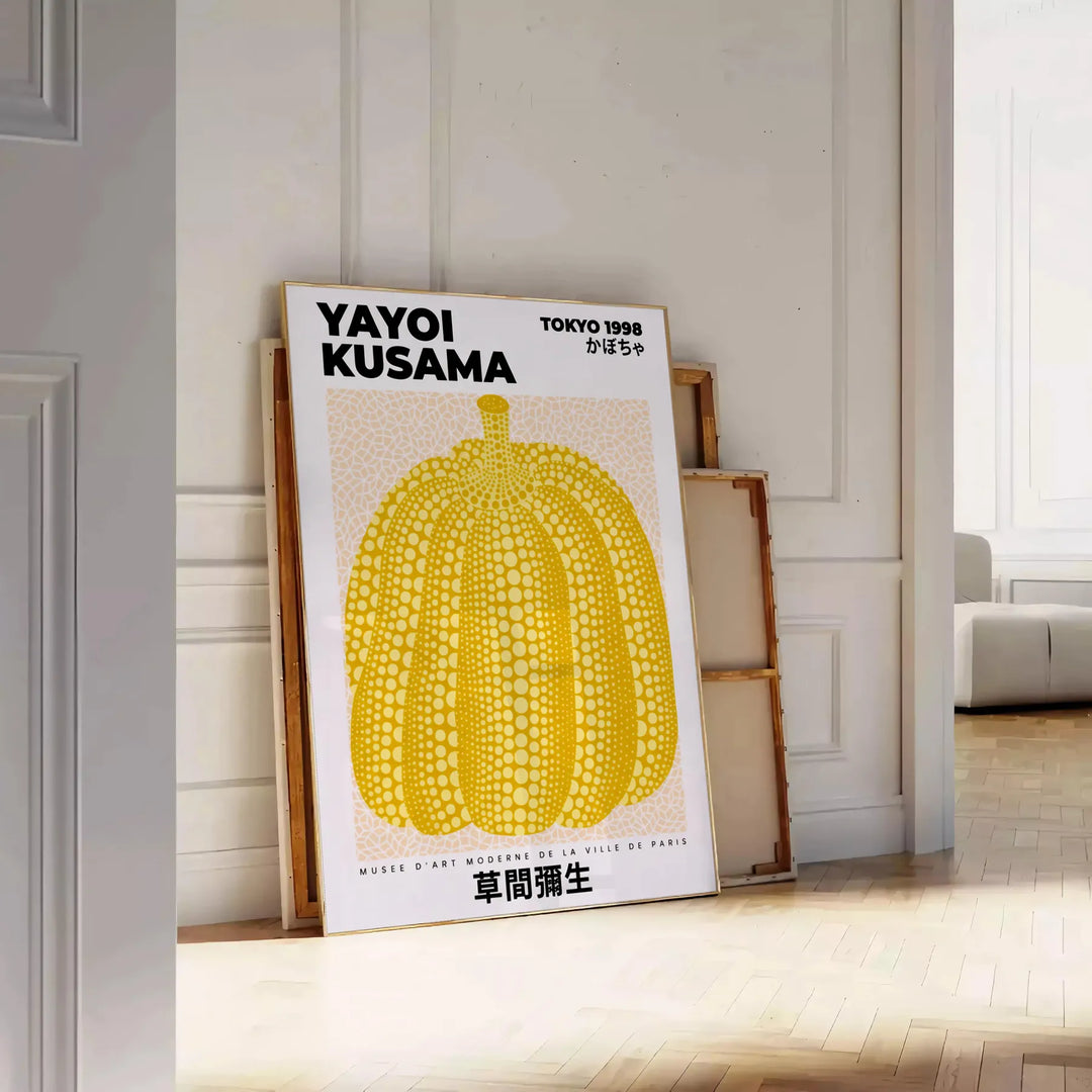 Stilīgs Pumpkin Yayoi Kusama plakāts ar spilgtām oranžām un eleganti pelēkām krāsām, pieejams vairākos izmēros, ideāli piemēr