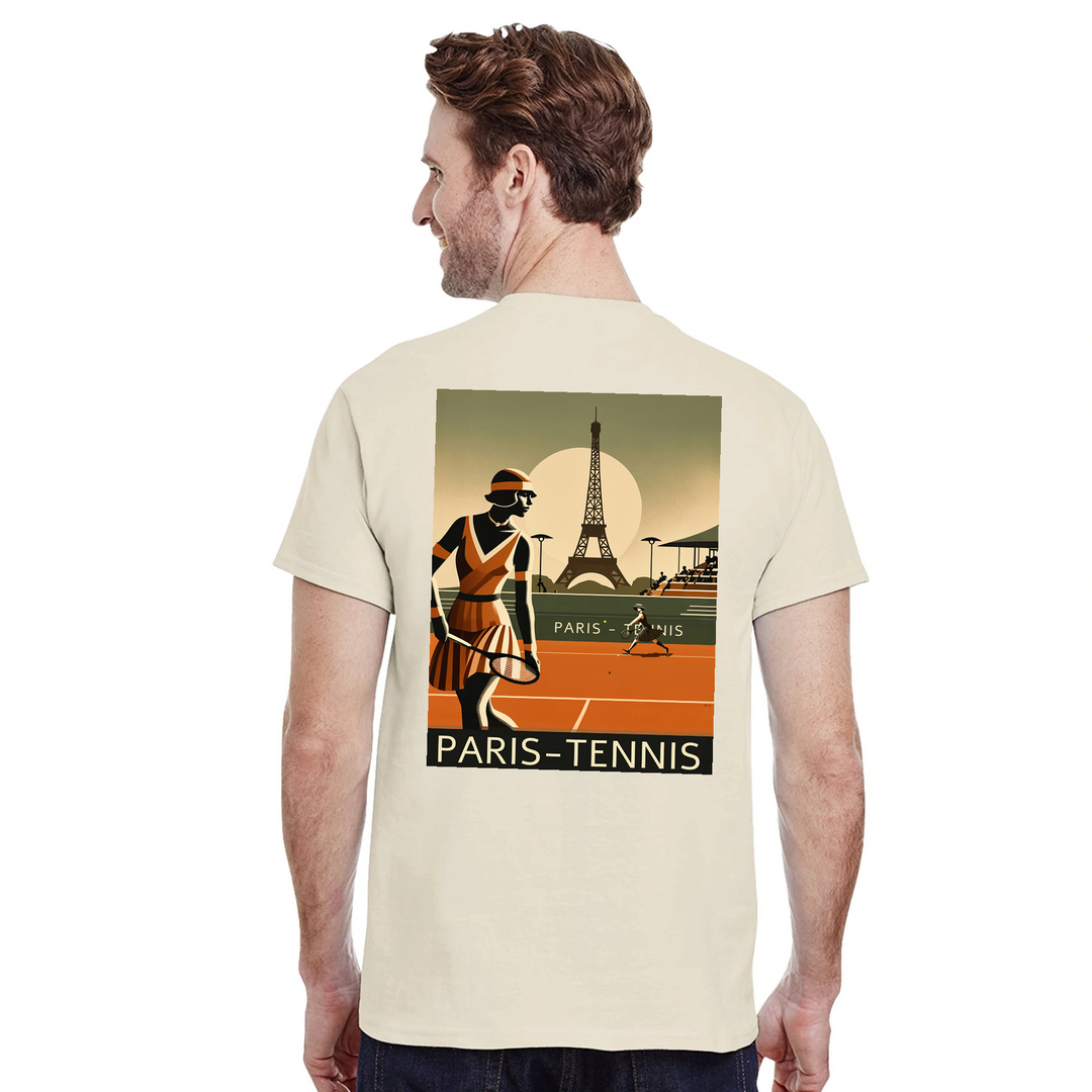 Tennis T-shirt med stilren design inspirerad av Paris, perfekt för tennisälskare. Finns i storlekarna S till XXL