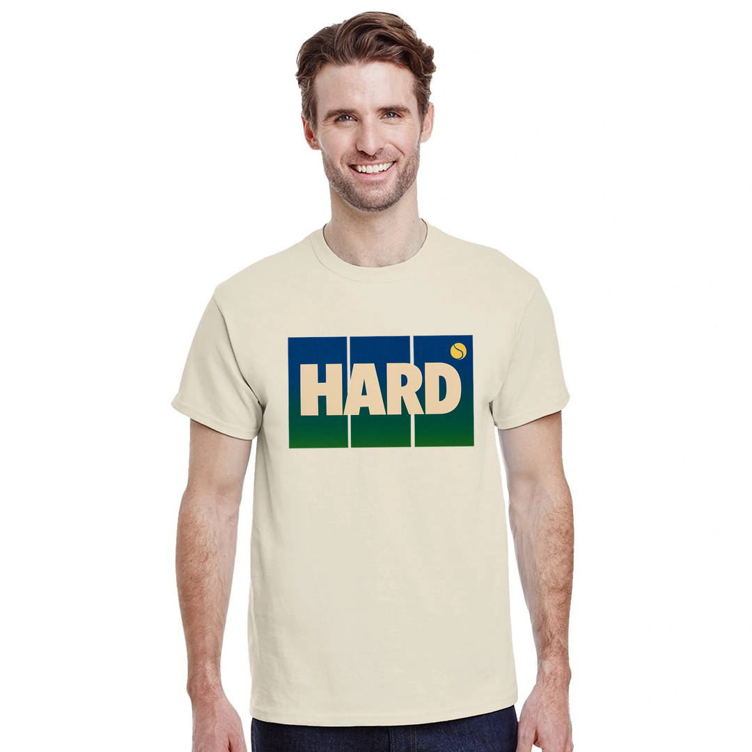 T-shirt Hard Tennis 3, design dinamico che esprime l'intensità del tennis, ideale per giocatori e appassionati. Comfort e sti