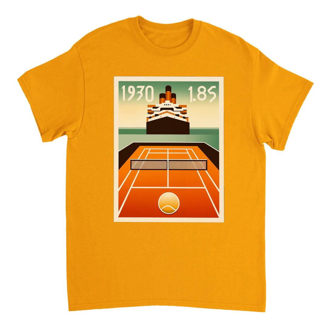 タイタニックテニスTシャツ。クラシックなタイタニックのエレガンスとテニスの楽しさを融合したユニークなデザインのTシャツ。サイズ: S, M, L, XL, XXL。