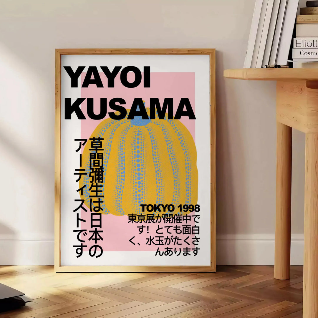 Yayoi Kusama pumpiņu plakāts ar spilgtu oranžu krāsu uz stilīga pelēka fona, pieejams dažādos izmēros, lieliski piemērots māj